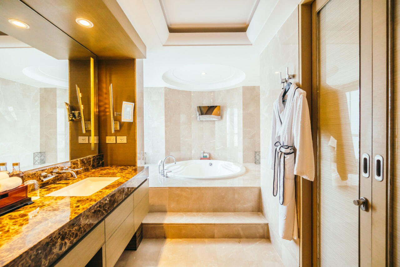 https://www.banyew.com/wp-content/uploads/2024/03/bangkok-thailand-august-12-2016-beautiful-luxury-bathroom-1280x853.jpg